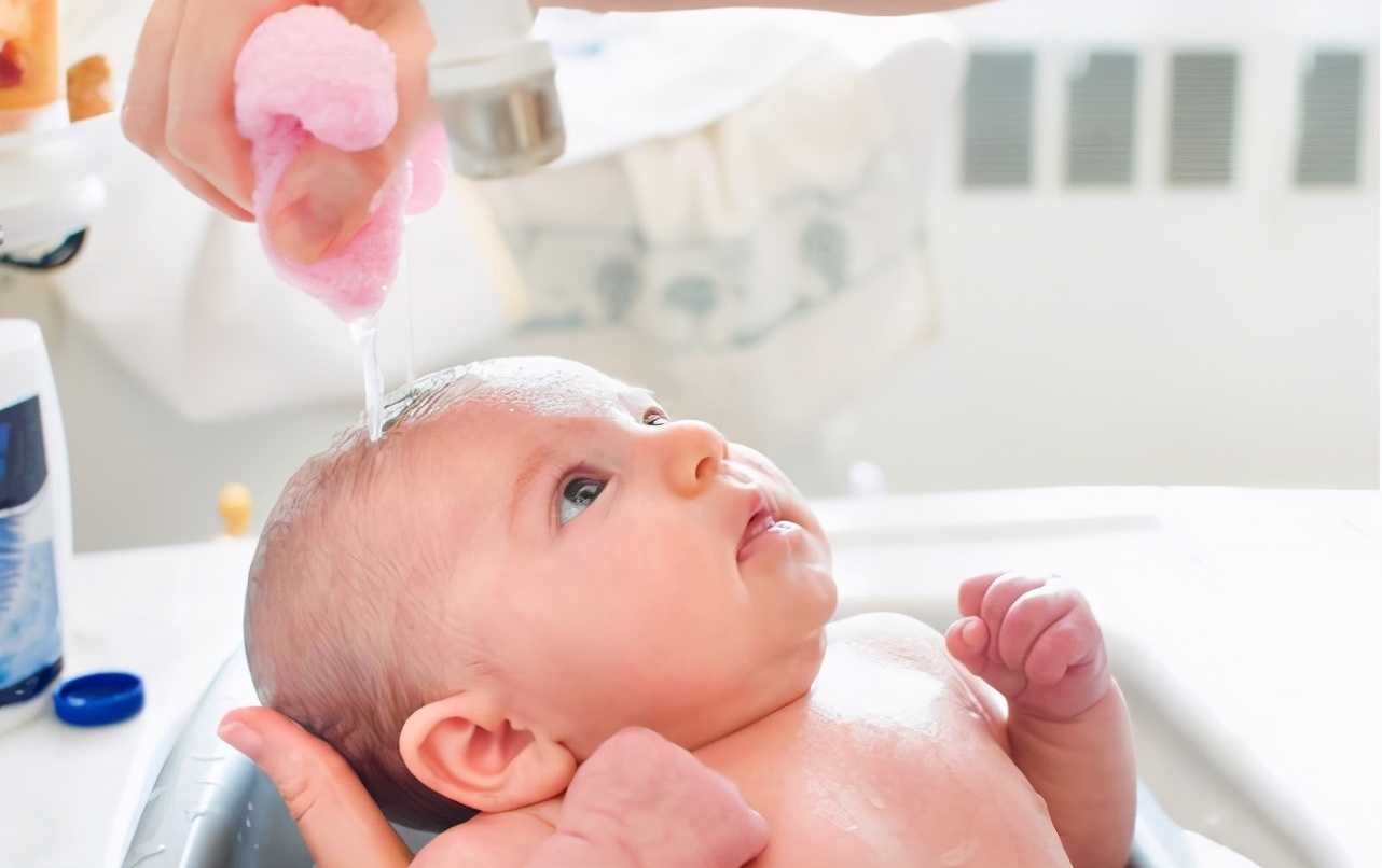 游泳馆婴儿洗澡的正确方法完整版,新生儿肚脐还未脱落如何正确洗澡