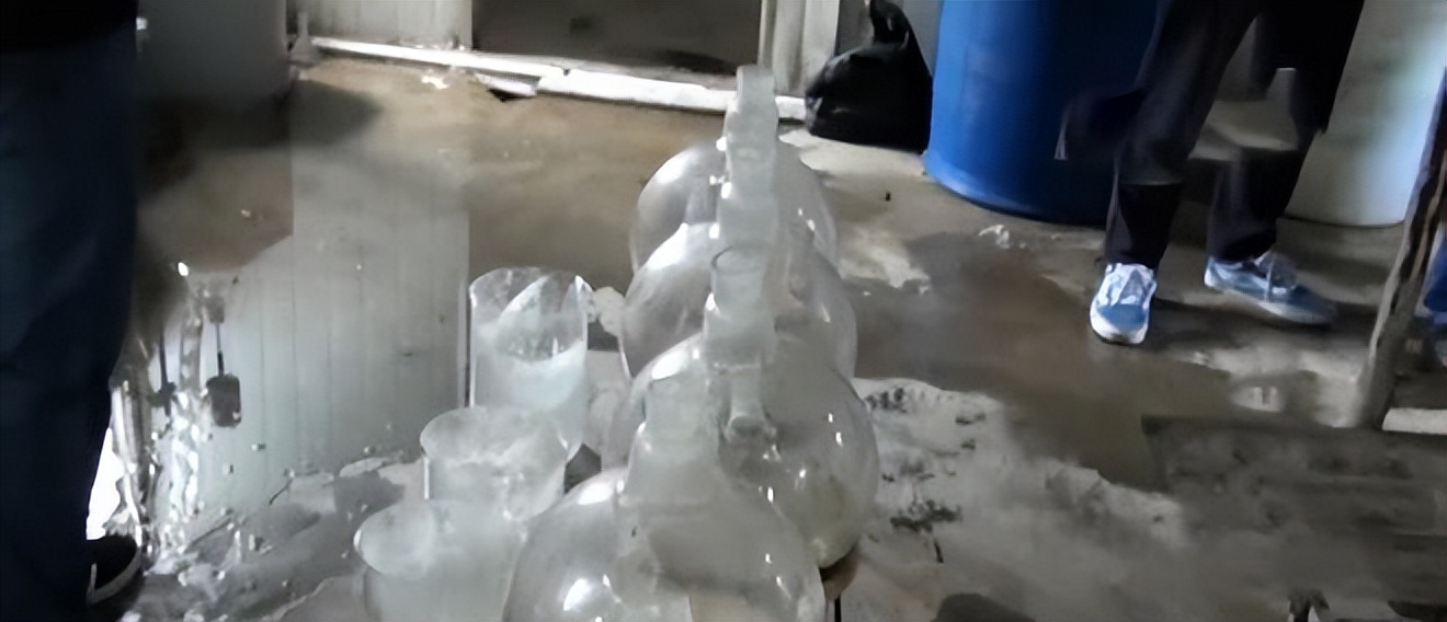 2018年湖北废弃养鸡场泥土变白,湖北养鸡场附近土呈白色