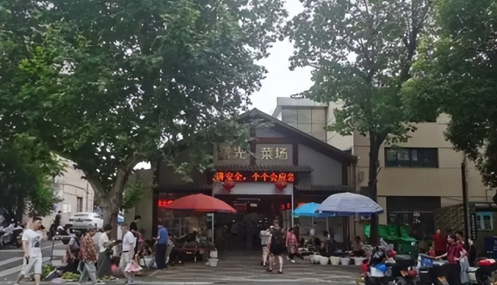 越来越多的声音开始对凉菜摊的优惠活动表示质疑，致使其关门歇业