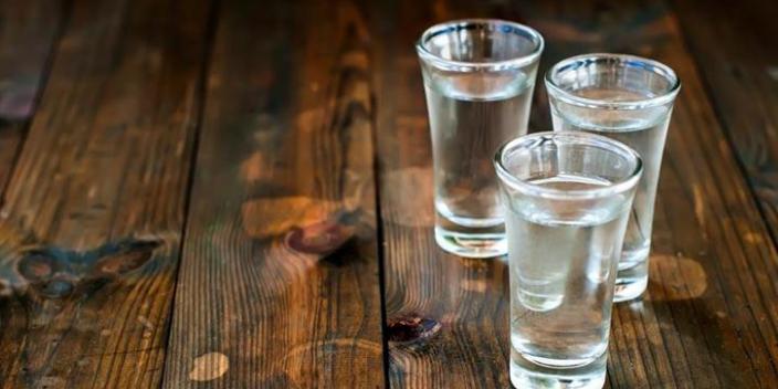 茅台酒为何送个小酒杯,买茅台送的小酒杯