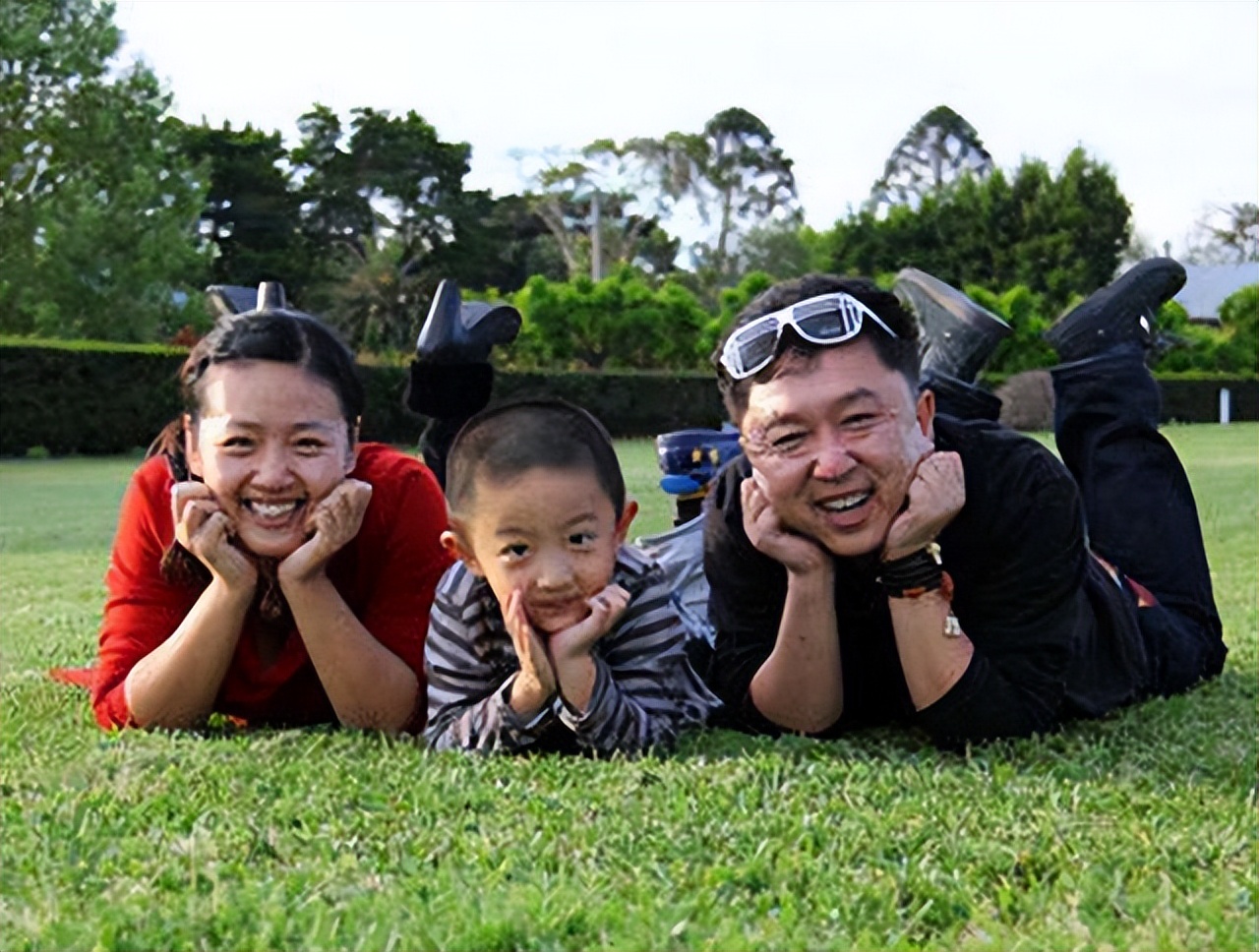 于谦和他的师傅同台谈论郭德纲,于谦假笑男孩