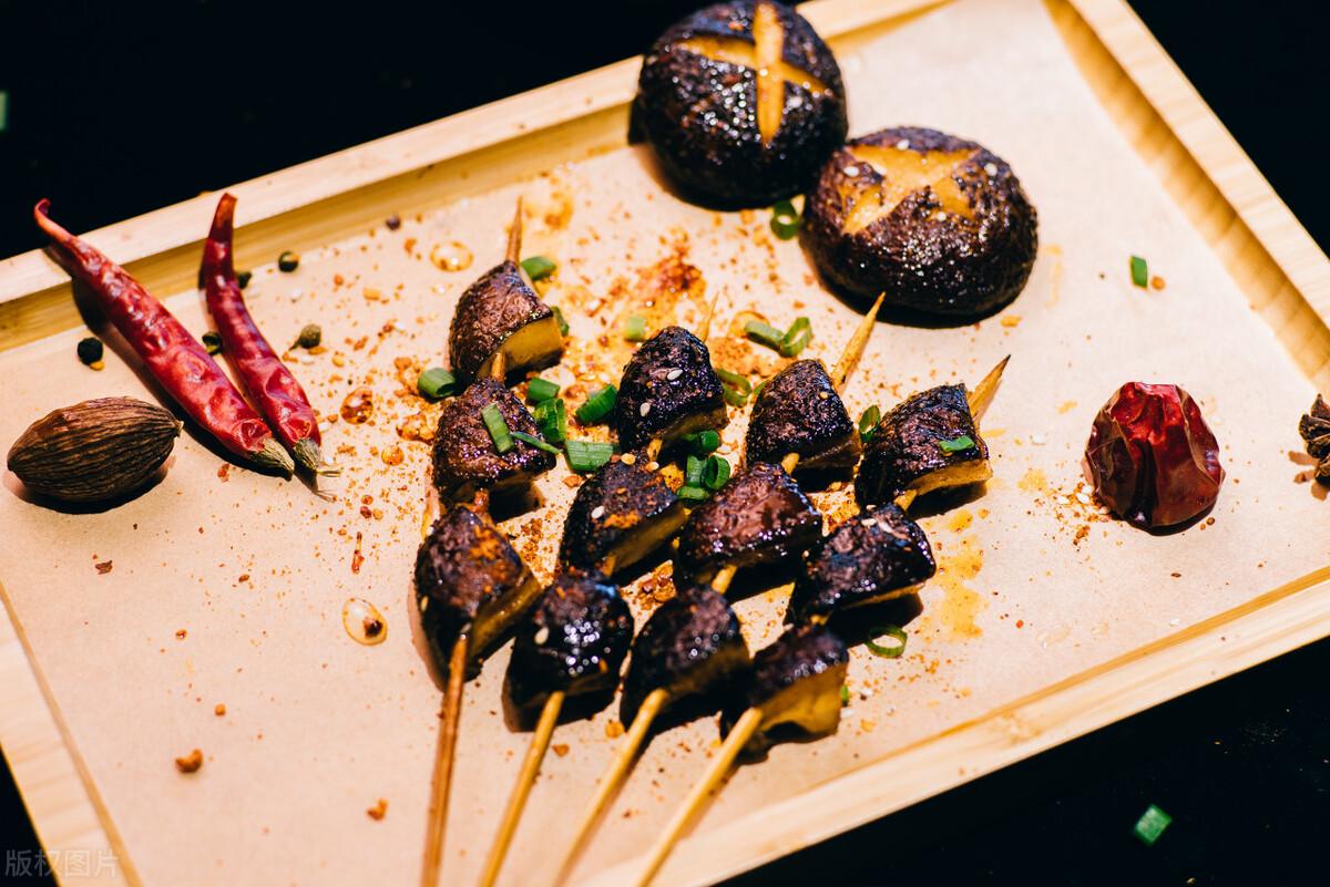 成都夫妻开烧烤店,夫妻俩投资5万开烧烤店年赚20万