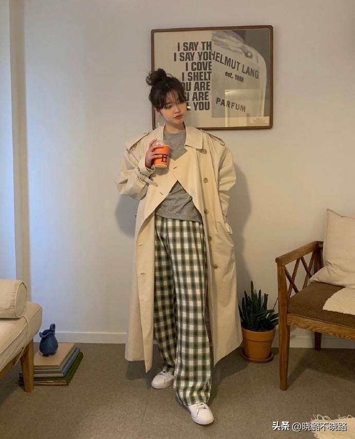 米白色风衣搭配黑色半筒靴子,风衣怎么搭配靴子好看