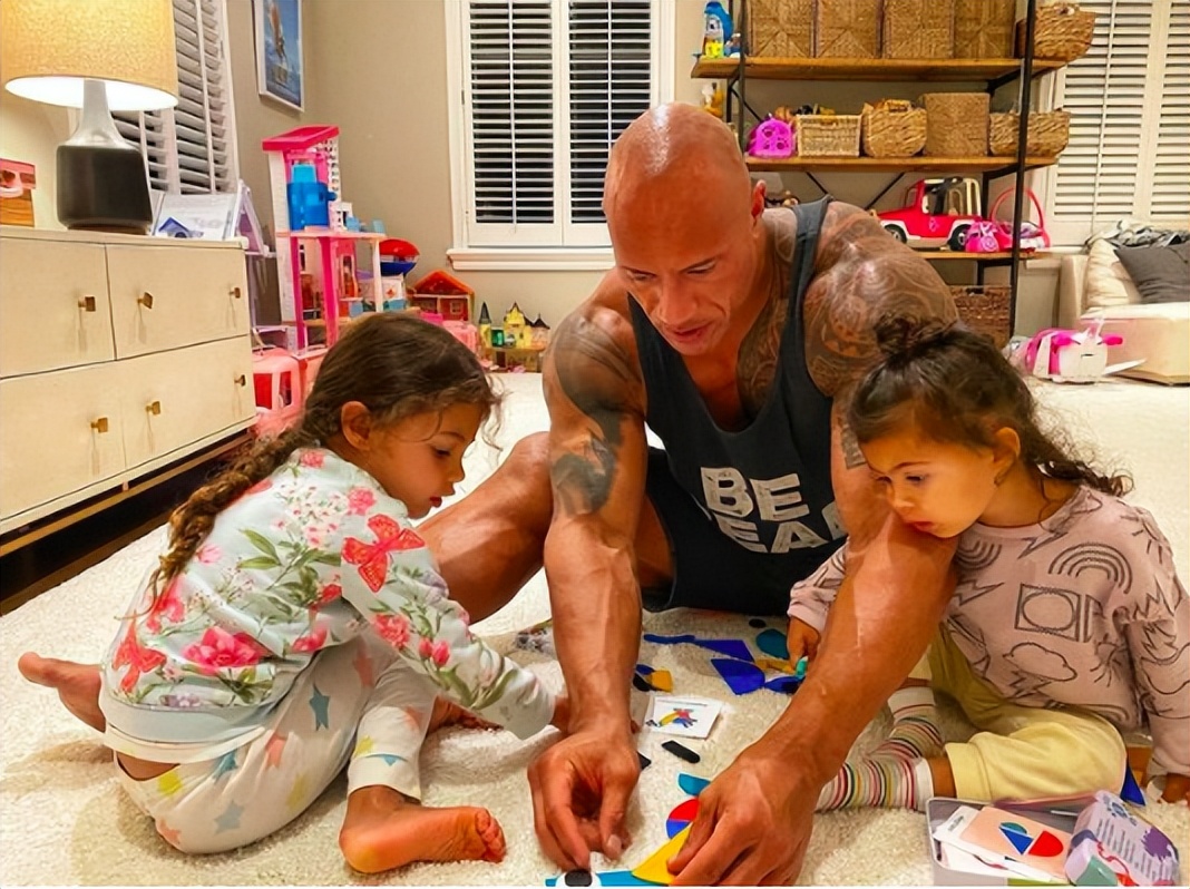 巨石强森吊打肌肉小鲜肉,巨石强森肌肉男图片