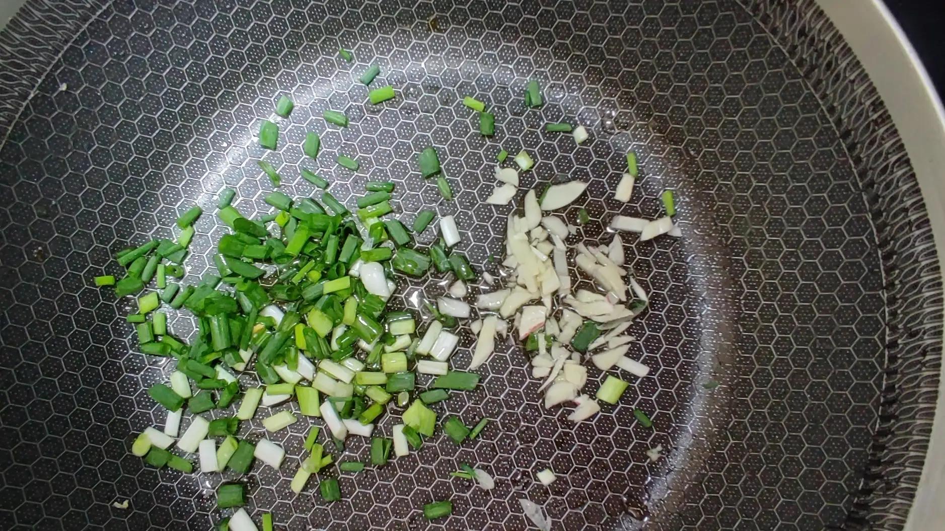 孕妈坐月子时喝的丝瓜鸡蛋汤做法,孕期鸡蛋丝瓜汤的家常做法