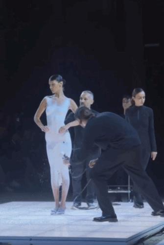 被海克斯科技惊艳到了,这条裙子是现场喷出来的?