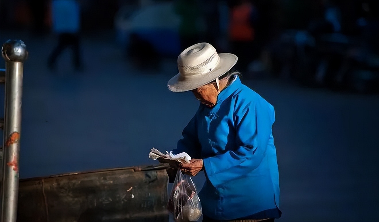 流浪老人在街边捡垃圾,流浪西安的老人