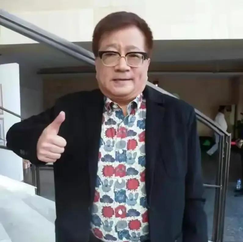 年龄小的嫁给年龄大明星,女人娶大明星要三思