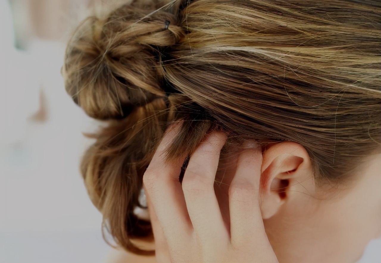 头上起疙瘩有脓包一挤出血,头上长疙瘩有脓包红肿怎么办