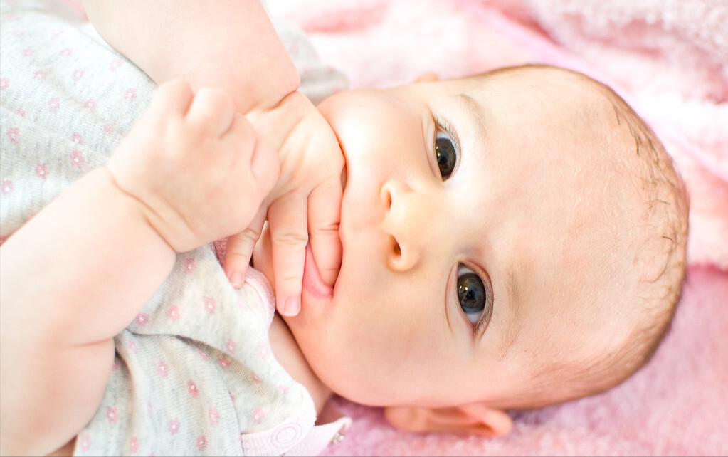 12岁小孩子老是啃手指是什么原因,小孩爱啃手指用什么方法解决