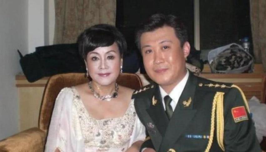 73岁李谷一全家近照曝光,73岁的李谷一全家近照曝光