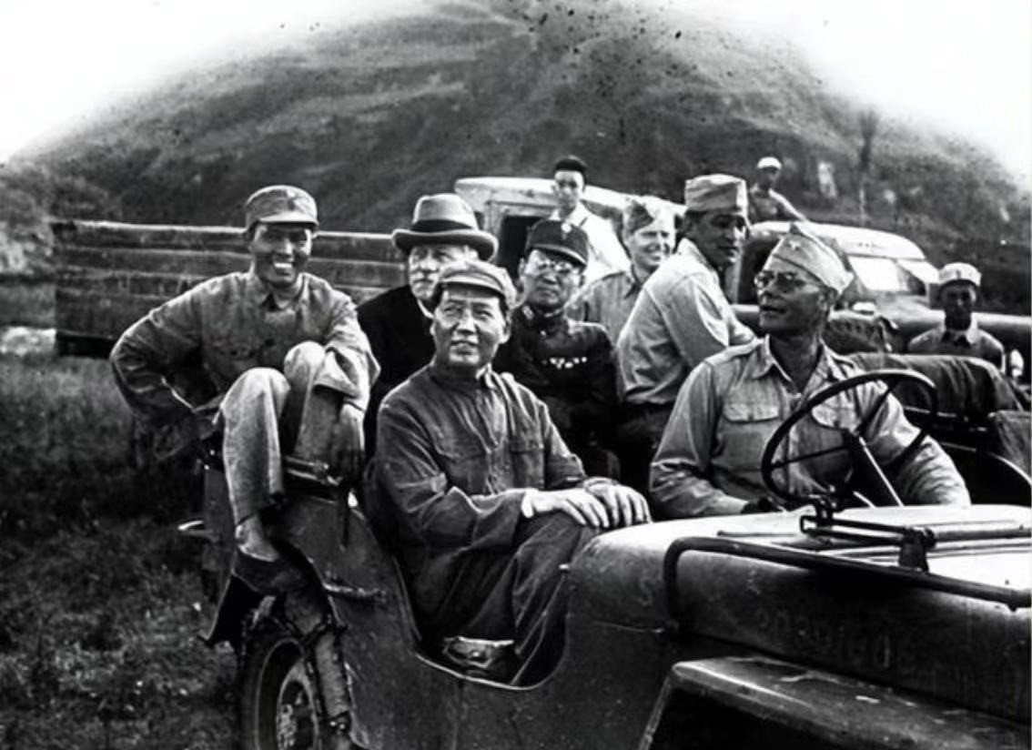 1949年确定新中国名字时，张治中提议减掉2个字，毛主席为何赞同