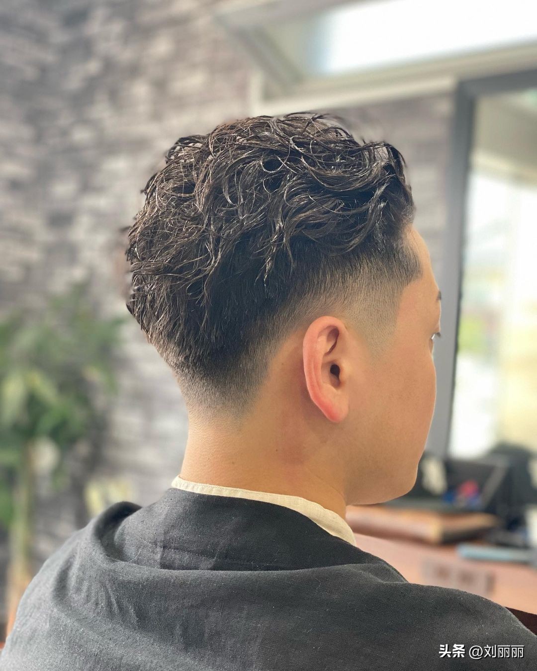 周围铲青男士发型,两边铲短发型男学生