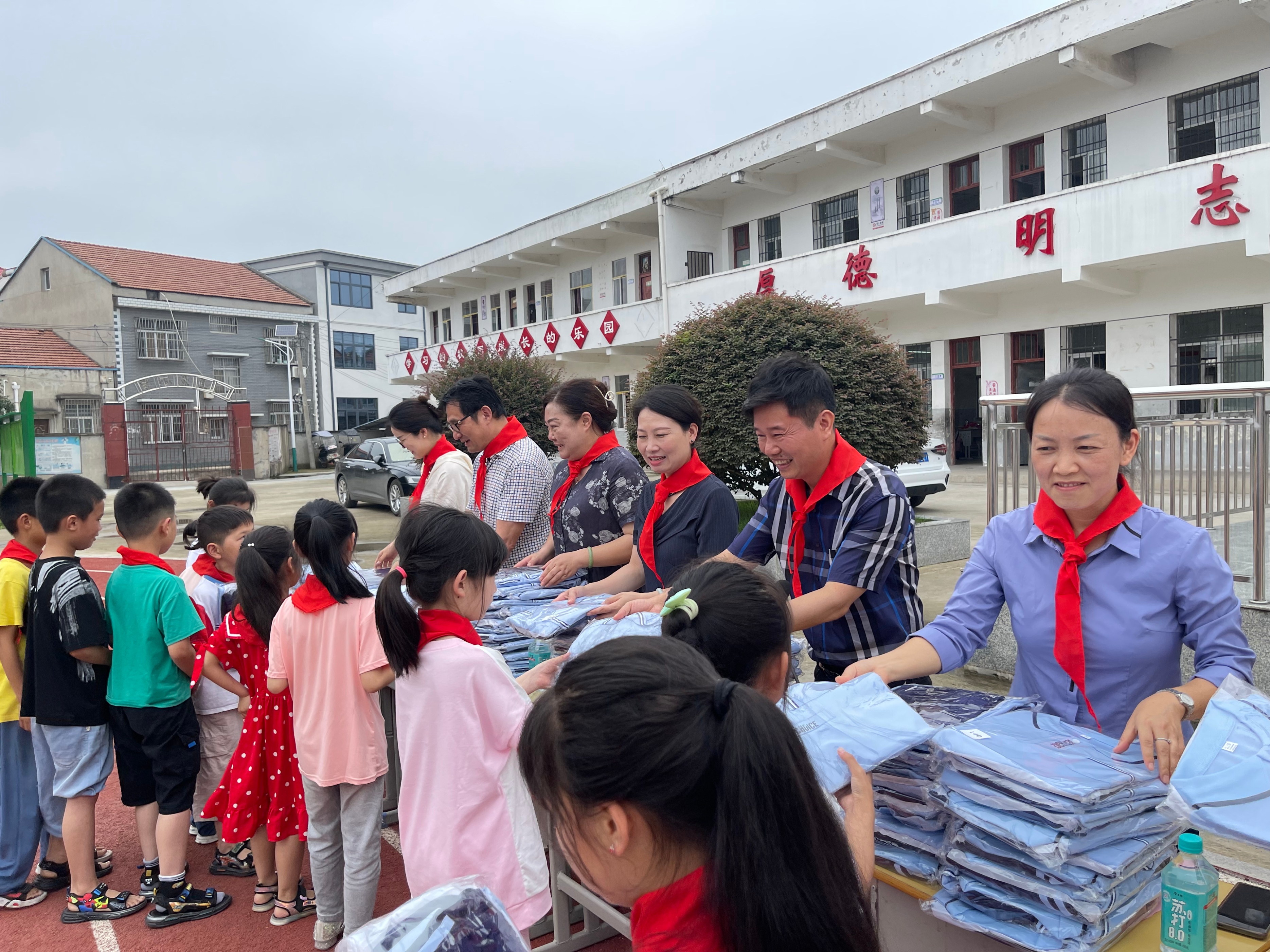 关爱贫困儿童爱心捐赠,关爱老区儿童公益活动