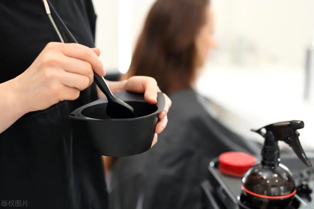 头发在家染色不均匀怎么补救,蓝黑色头发染出来颜色不均匀