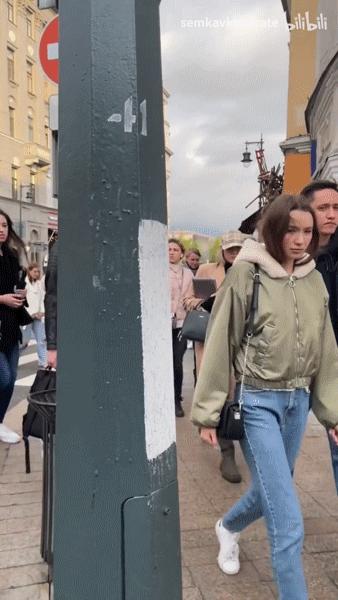 俄罗斯逃课女孩走红,俄罗斯女生被偷拍爆红网络