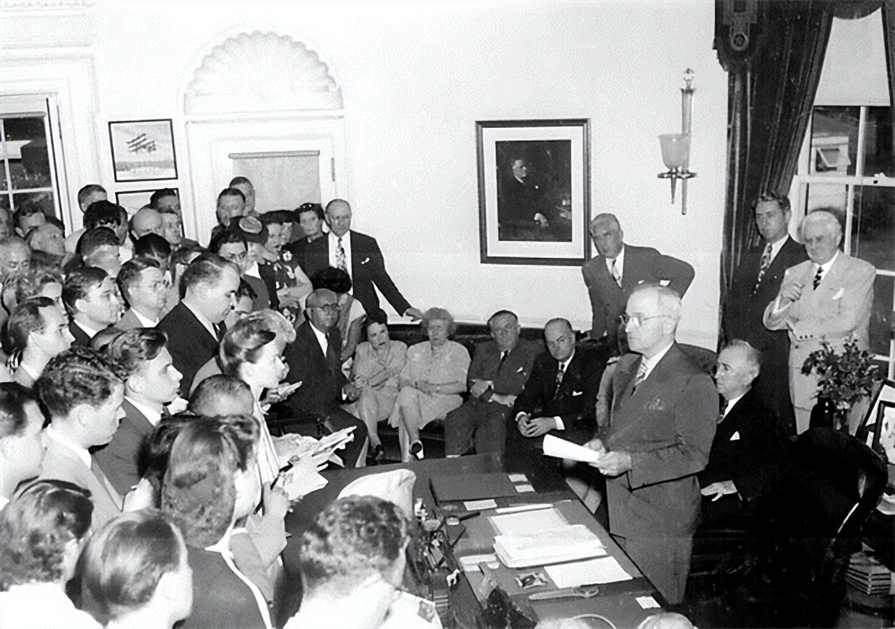 麦克阿瑟叫嚣投放原子弹,麦克阿瑟威胁使用核武器视频