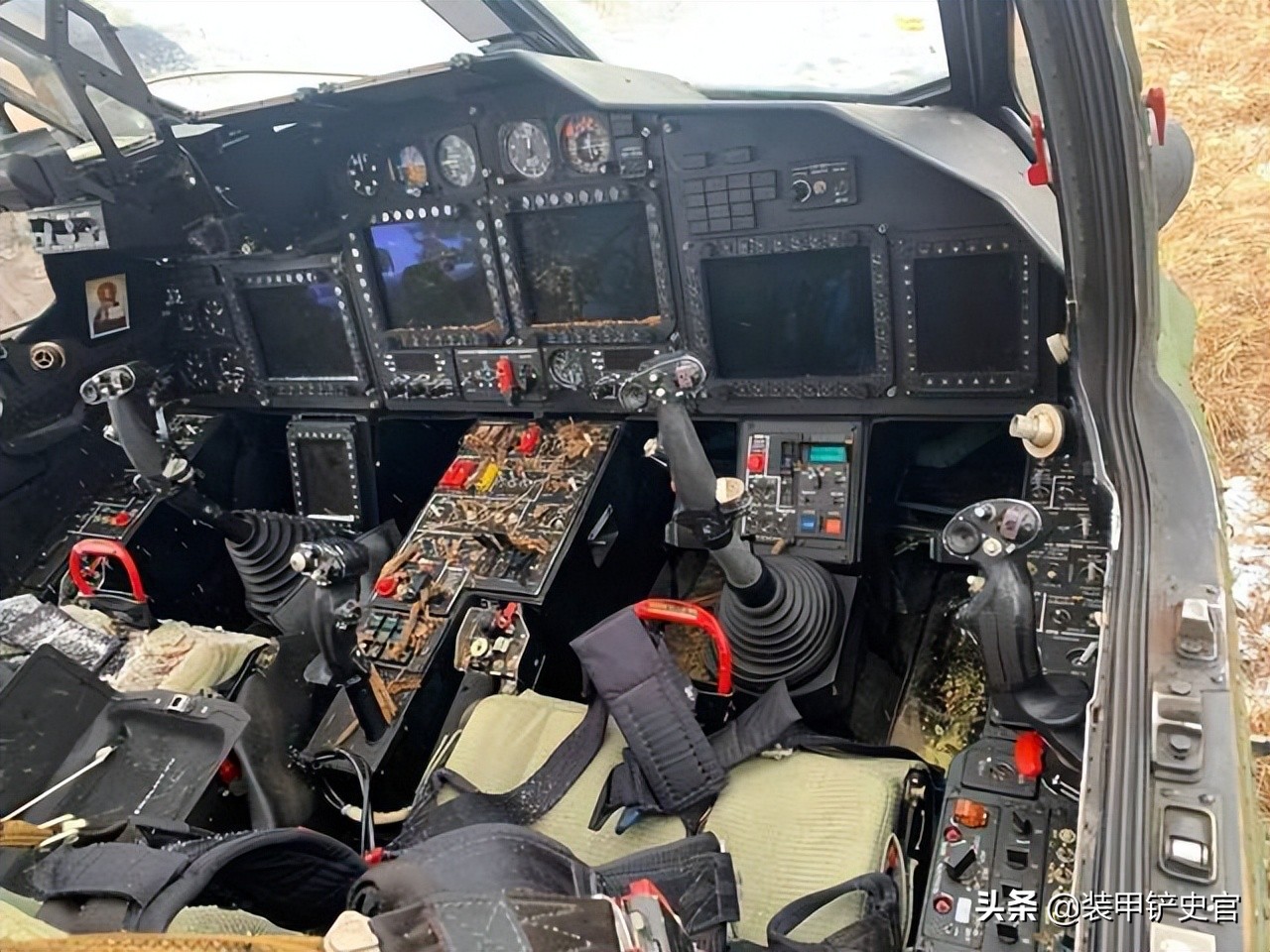 真牛人,好飞机!连扛18次攻击,迫降后拿枪作战最后全身而退