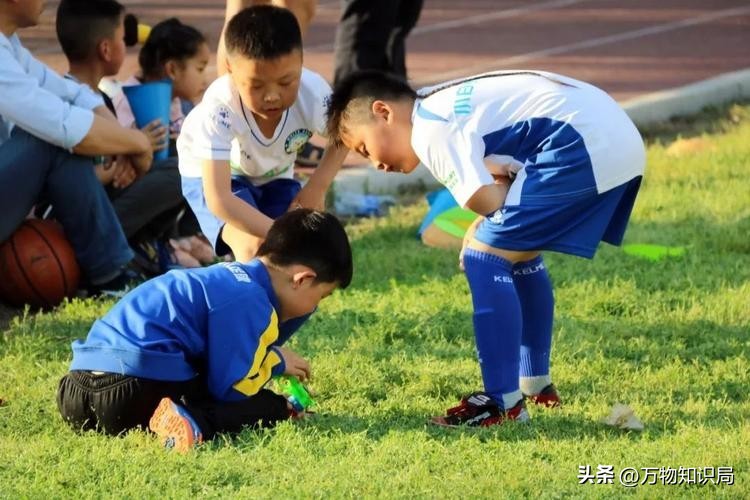 8岁男孩眼球融化荧光棒,小孩眼珠熔化视频