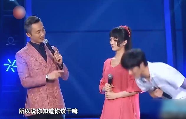 “明星针锋相对”：杨丽萍对金星当众拍桌，冯小刚让成龙下不来台