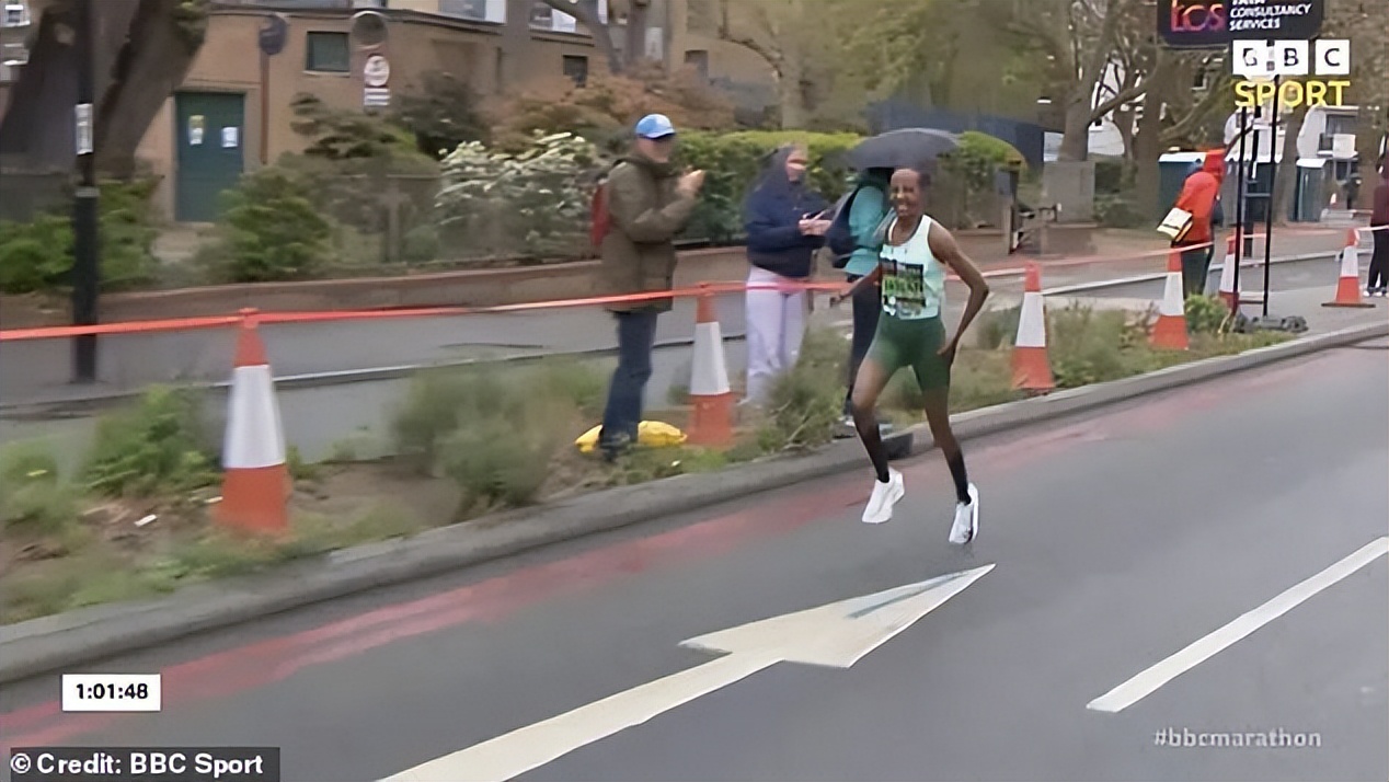 西凡哈桑夺冠,西凡哈桑伦敦马拉松冲刺照片