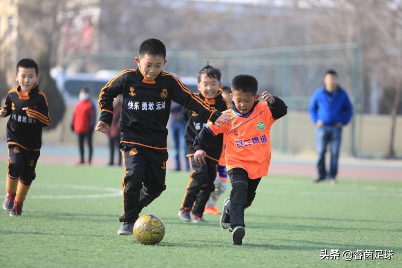少儿足球给孩子带来什么,幼儿足球训练的好处