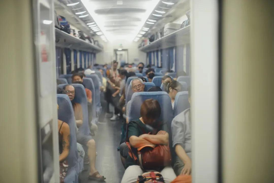 在老挝坐高铁,在老挝的中国高铁