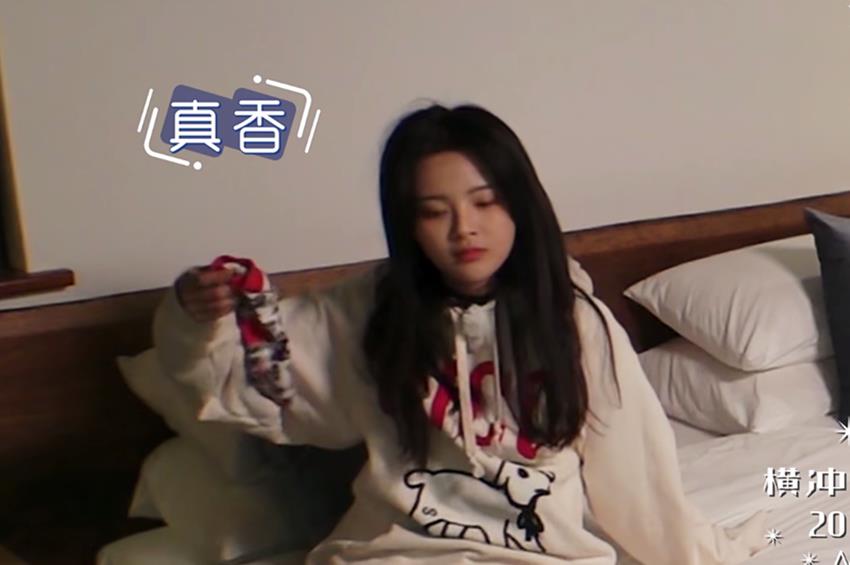 一段女星不雅视频,在镜头前清洗内衣,大胆行为与杨超越如出一辙