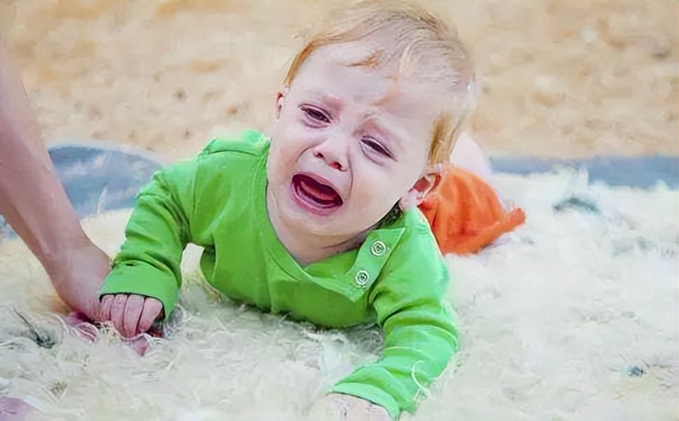 宝宝从50cm处摔下如何判断没事,宝宝从桌上摔下来要注意什么