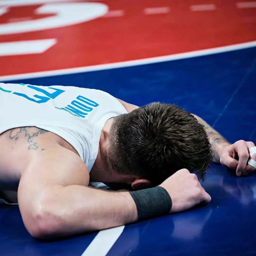 东契奇被打,东契奇因伤仅出战5分钟