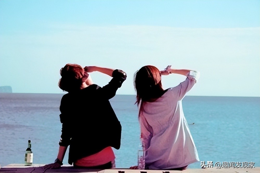 女子偷闺蜜金手镯为男友换新手机 (女子偷走闺蜜手机拿去卖)