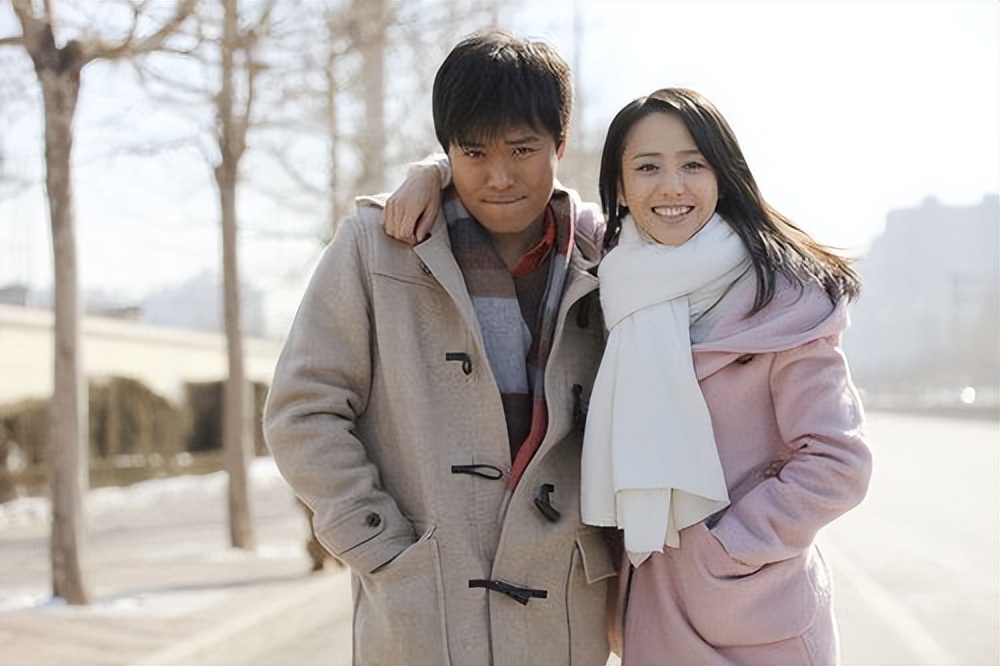 陈思诚现身佟丽娅首映礼接受采访,陈思诚亮相佟丽娅新片首映