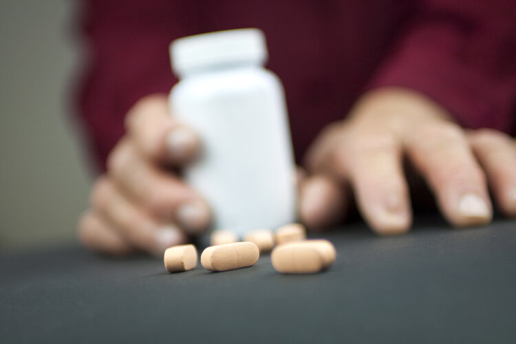 老年关节炎吃哪种氨糖,老年人膝盖痛吃氨糖软骨素有用吗