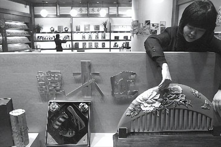 独臂大叔从零创业，带领355名残疾员工做梳子，一年卖出三个亿！