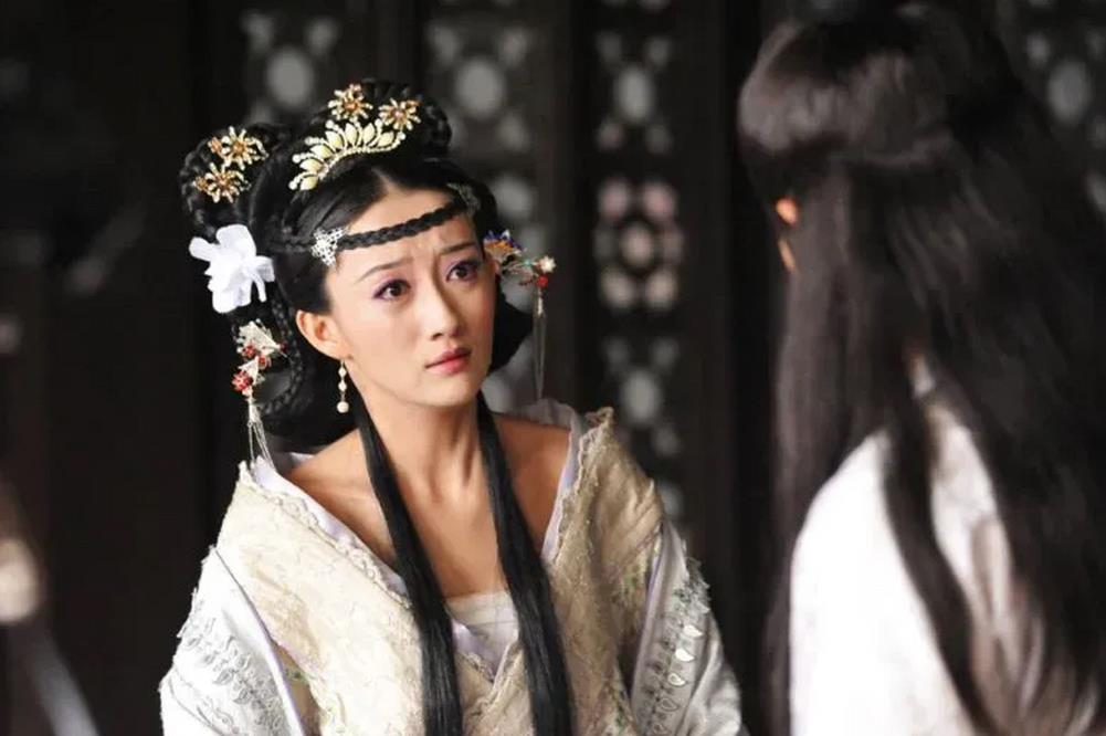 怀孕皇后肚子疼皇上为她揉腰,皇后怀孕被皇上拳打脚踢