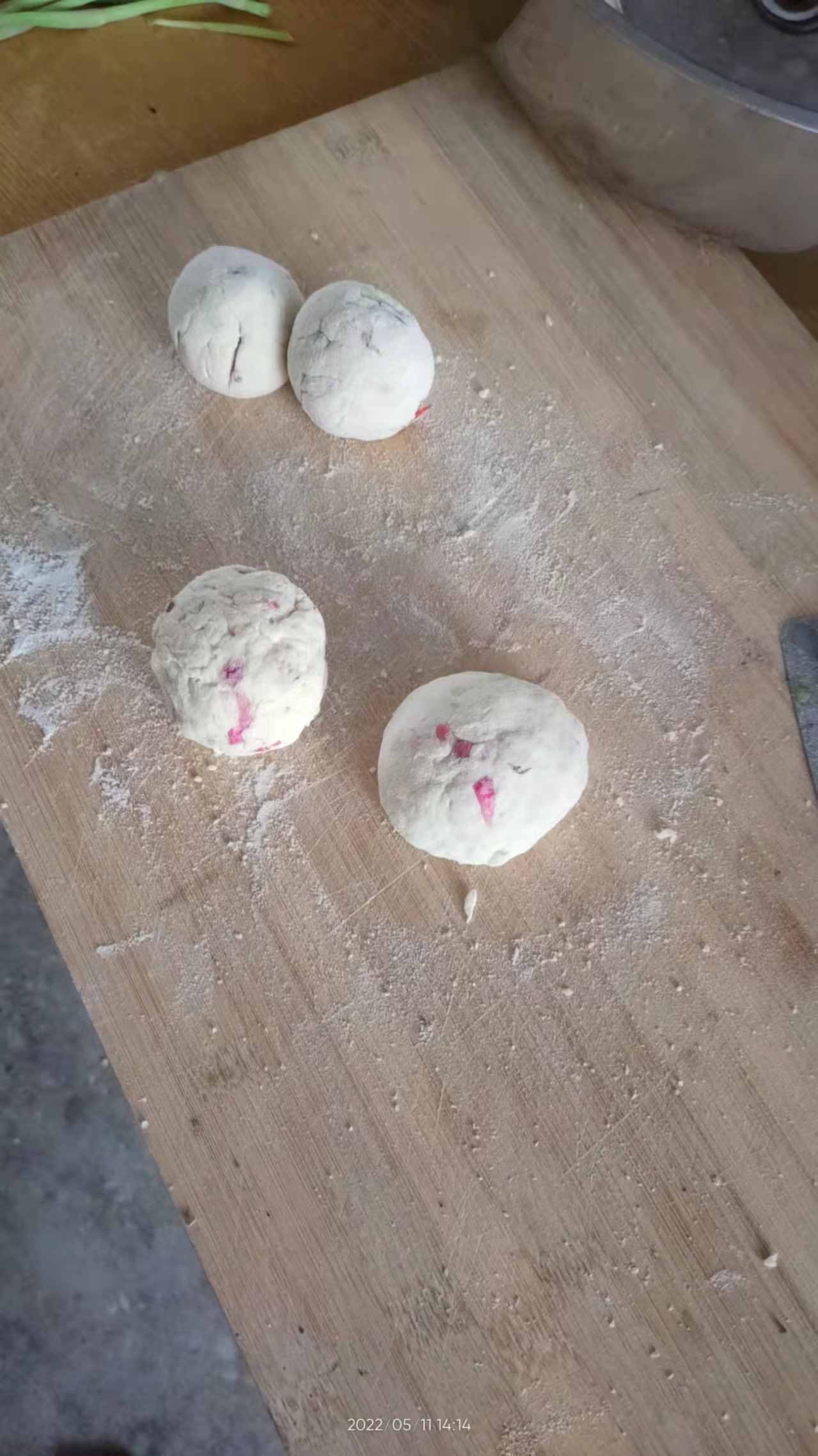 男子炸丸子,油炸火锅丸子爆炸