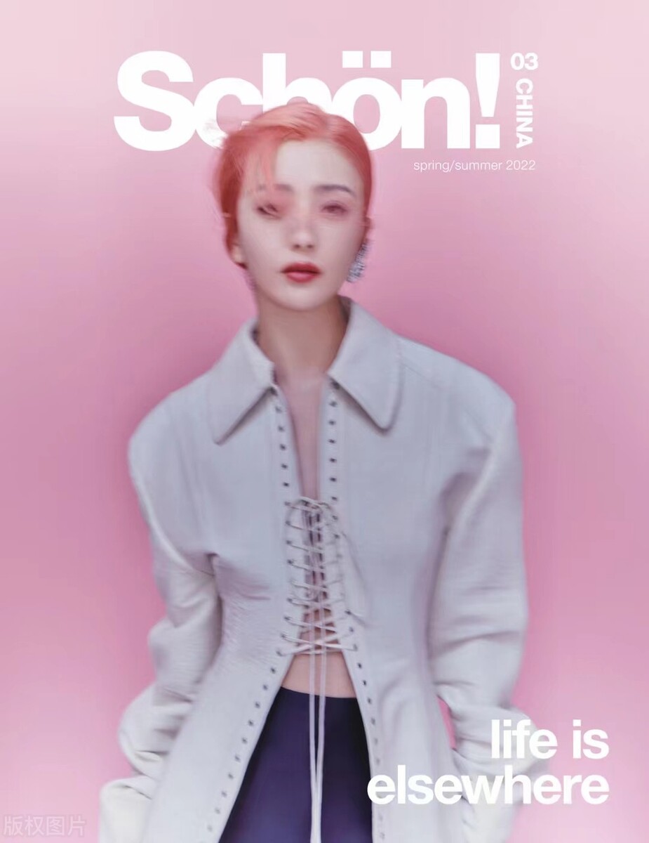 佟丽娅离婚后风格大变，穿超短皮衣秀“马甲线”，戴墨镜又飒又美