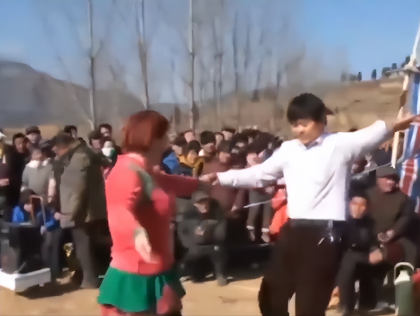 山东66岁老人自办活人出殡,山东省一位66岁老人办活人葬礼