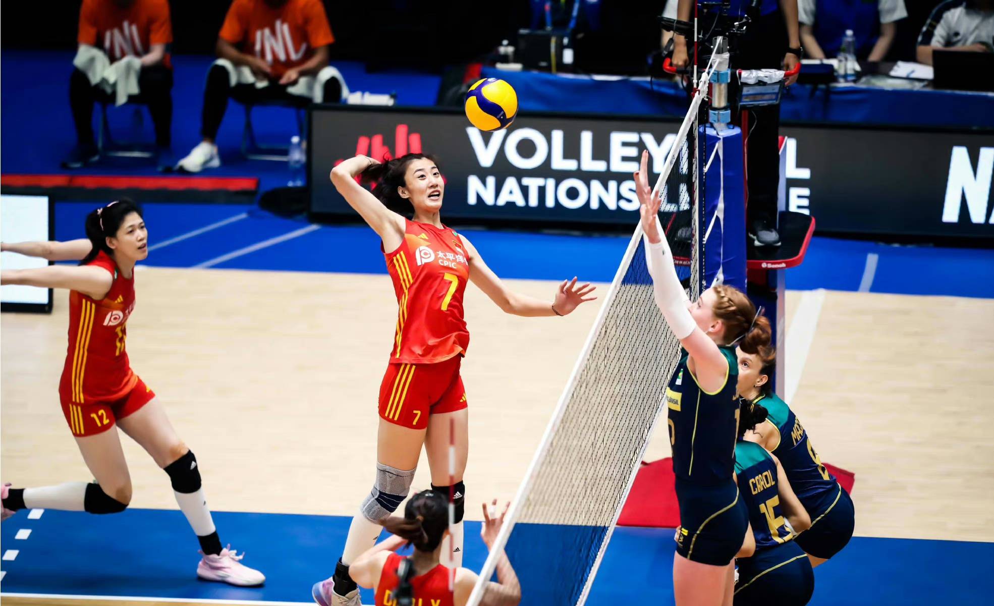 女排对阵荷兰王梦洁救球,中国女排3比0阿根廷女排王梦洁