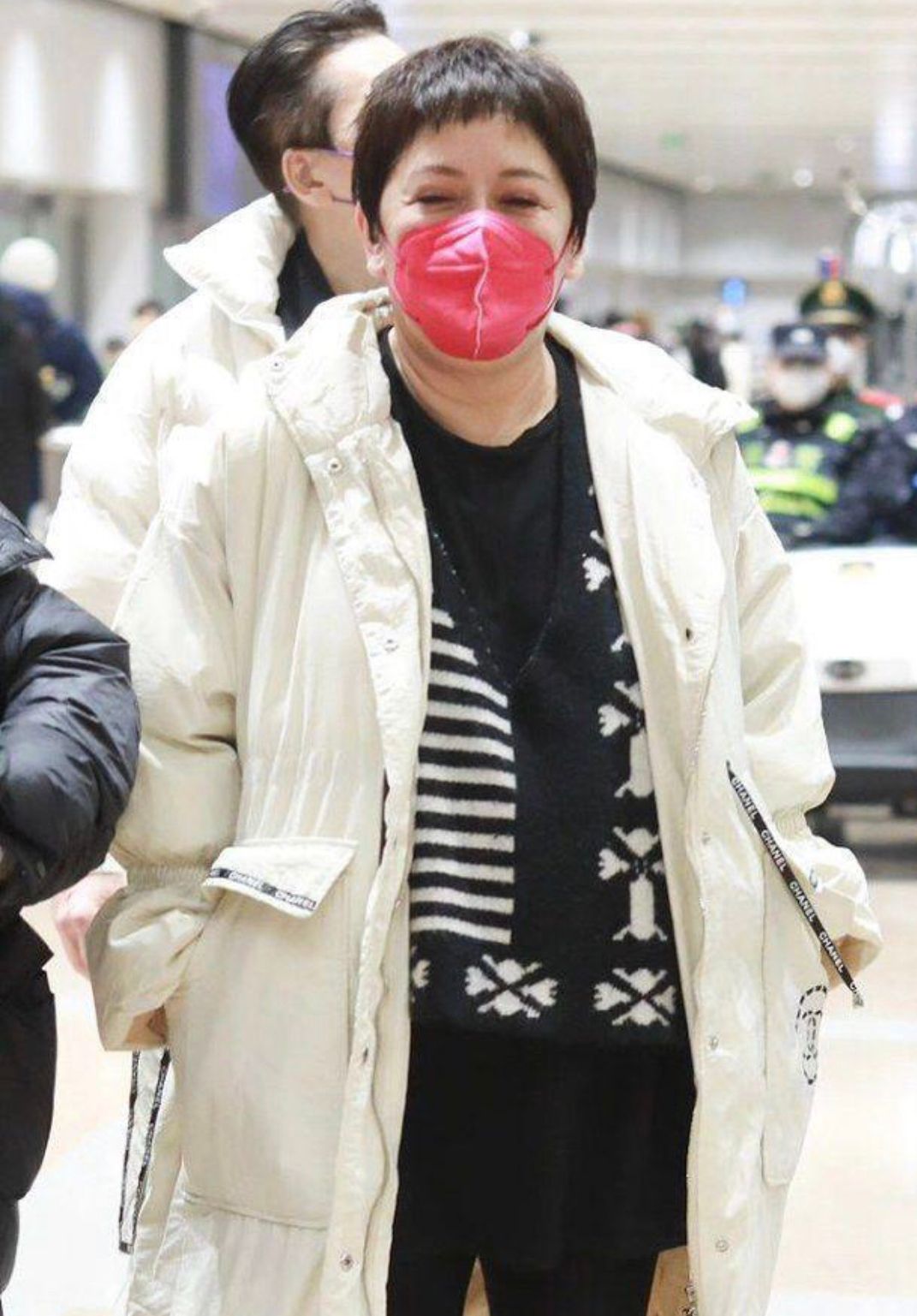 向太穿8万羽绒服,向太穿搭风格