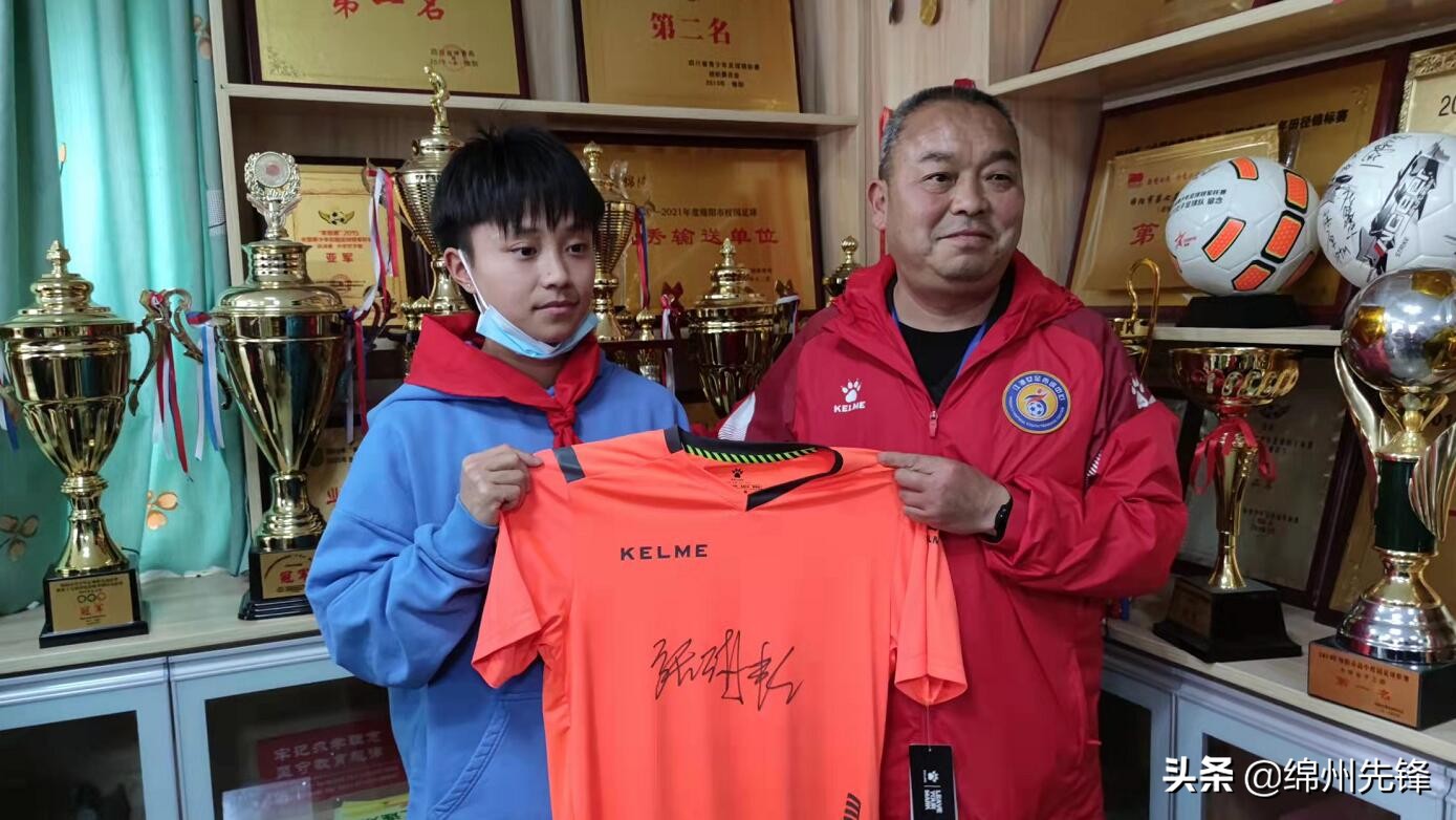 张琳艳回母校被老师塞糖,张琳艳恩师