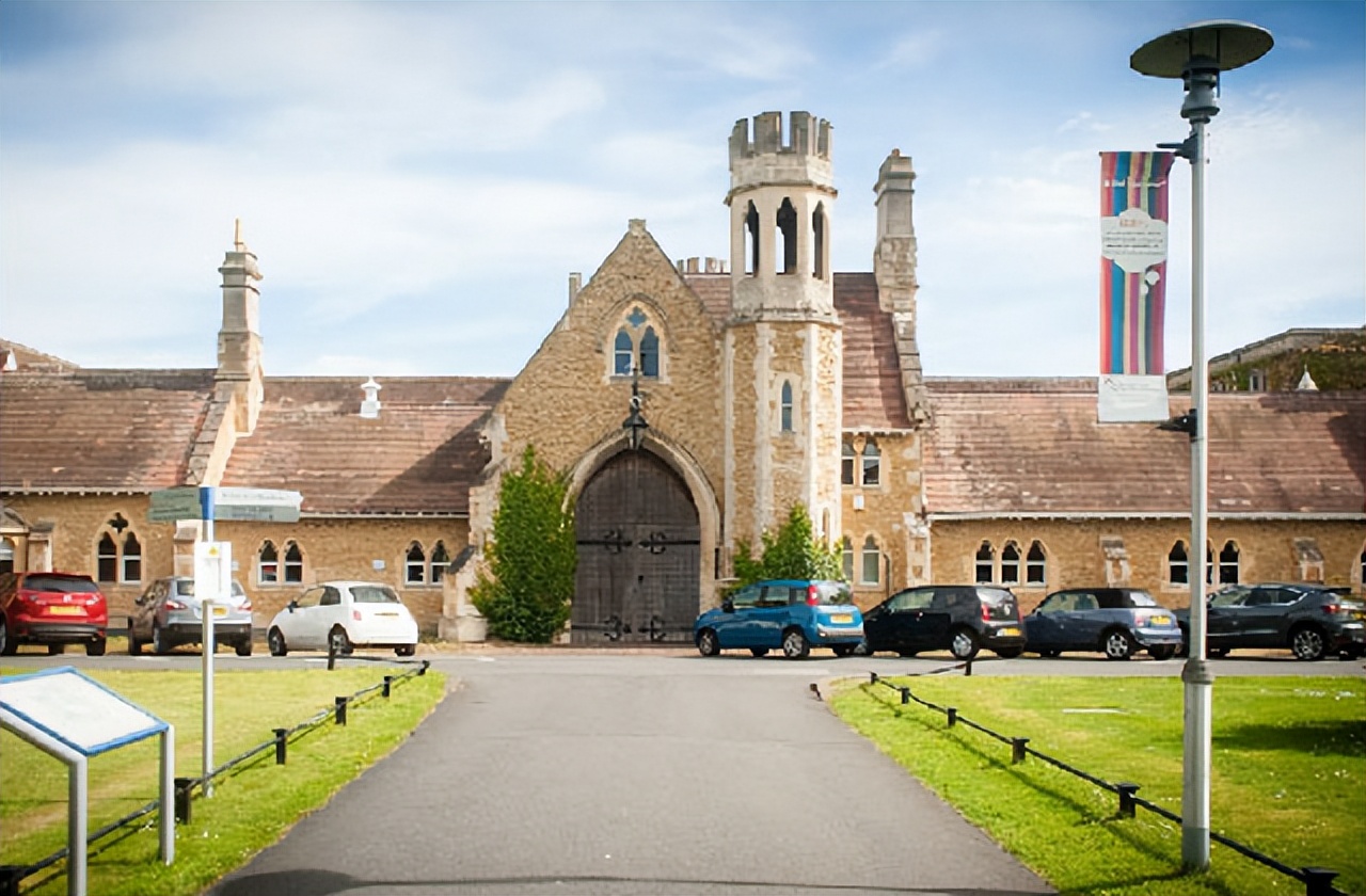 为什么都选择国际MBA？英国格鲁斯特大学MBA最新QS世界排名