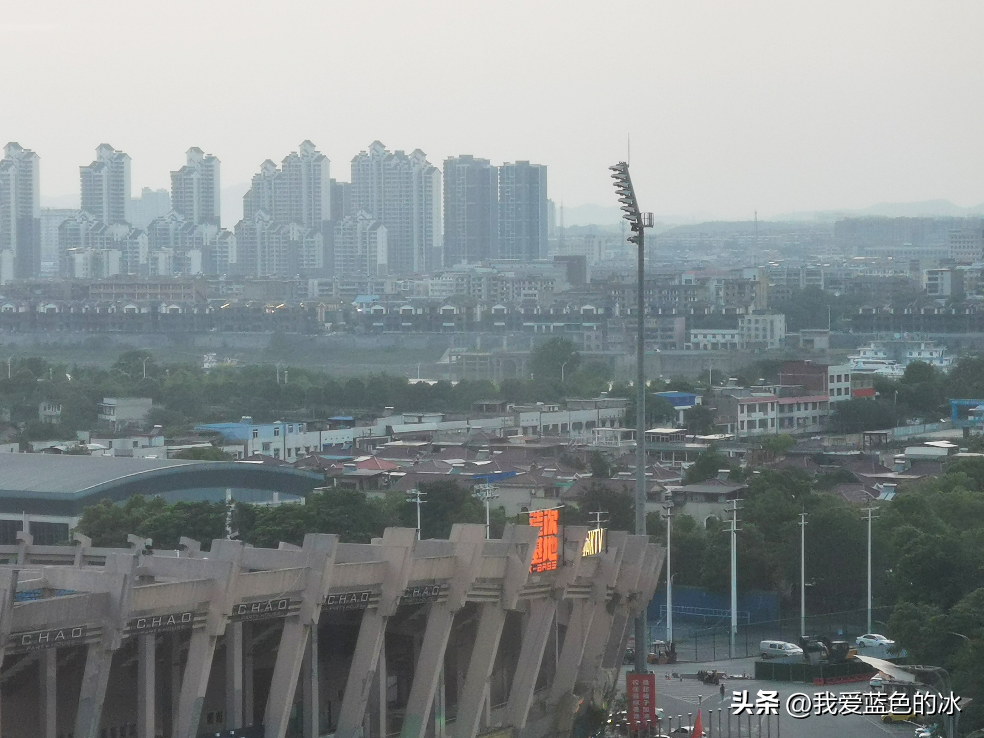 从窗户能看见烟囱,从十一楼往下看全是美景
