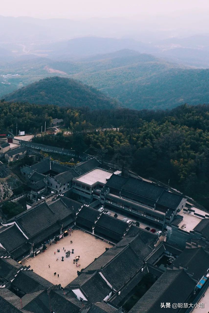 江苏镇江，比扬州安逸。这座有钱低调的小城，倦了就去小住几日