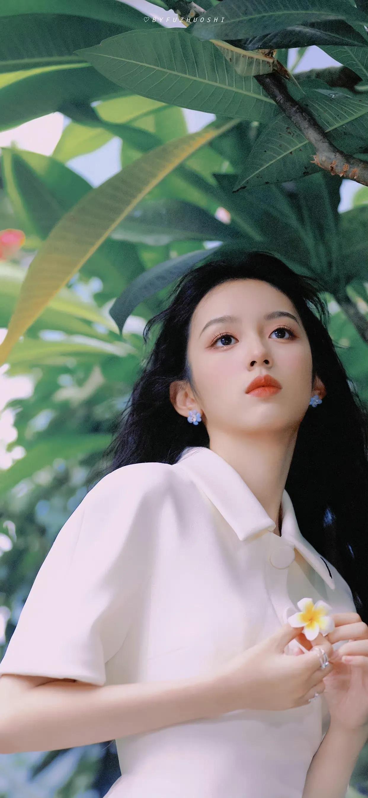 超酷美女壁纸图集可保存,长发飘飘粉色裙子美女壁纸