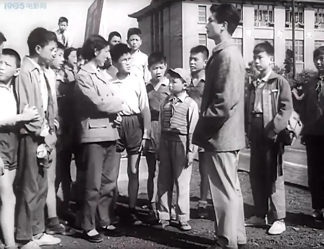 老电影海燕,老电影两个小足球队1956插曲