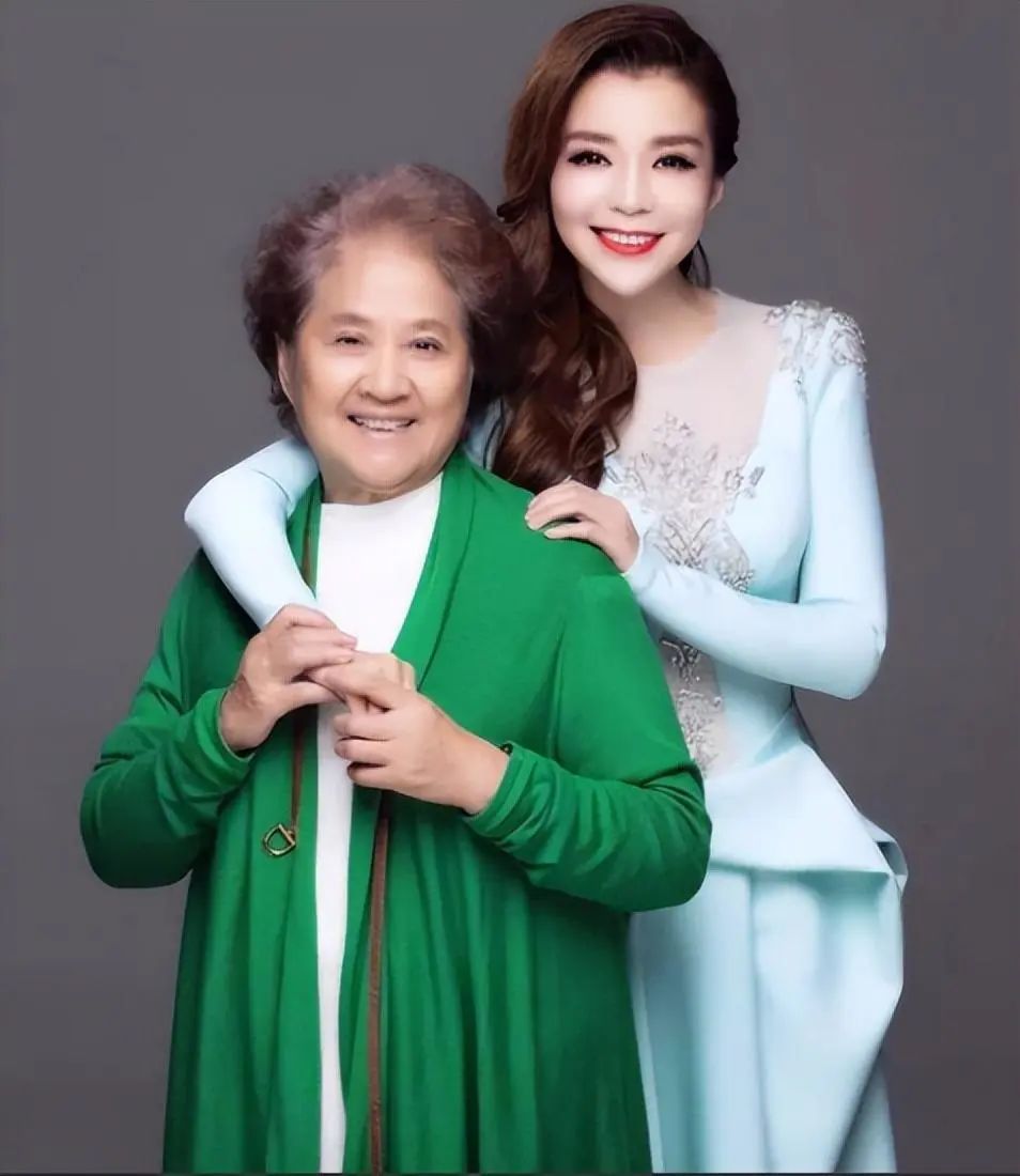 主持人朱迅哽咽痛哭,主持人朱迅和婆婆一起同台