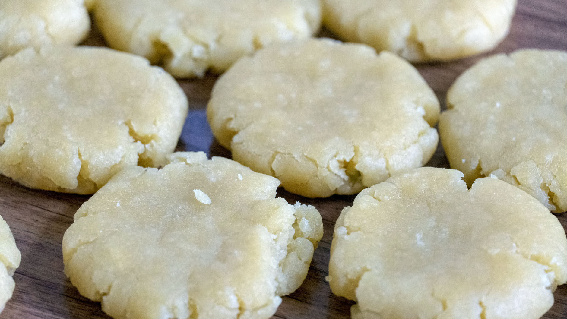 面粉这样做酸甜可口出锅瞬间抢光,面粉的独特做法每一口都酥掉渣