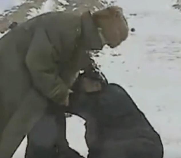 小伙雪夜救人获赠一颗“小泥丸”，遗忘杂物间，38年后被估值两亿