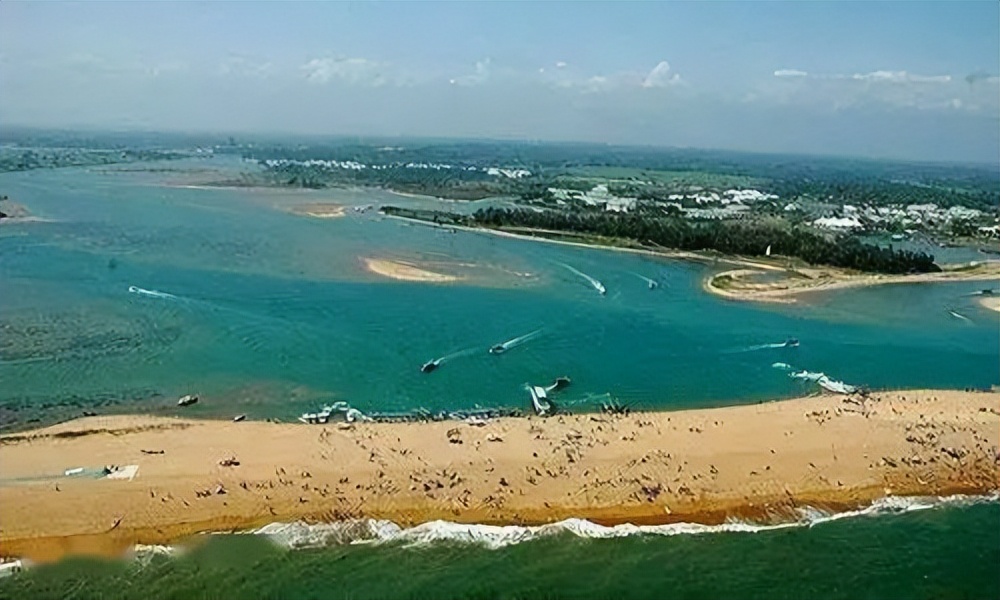 海南晴天的沙滩,海南阳光下的海